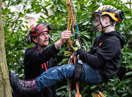 Arboreiculture Lecturer instructing a student before a climb